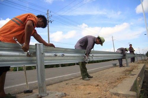 河北省石家莊，保定市高速護欄板多少錢 米？廠家報價。